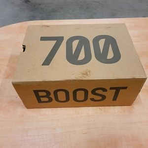 Yezzy 700 Boost Magnet